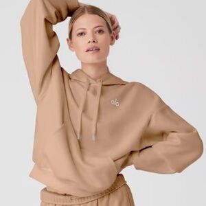 New with tags ALO Yoga Accolade Hoodie (Toasted Almond) size large
